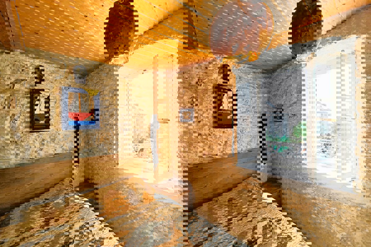 Casa rustica in pietra con camino e terrazza, vicino al mare