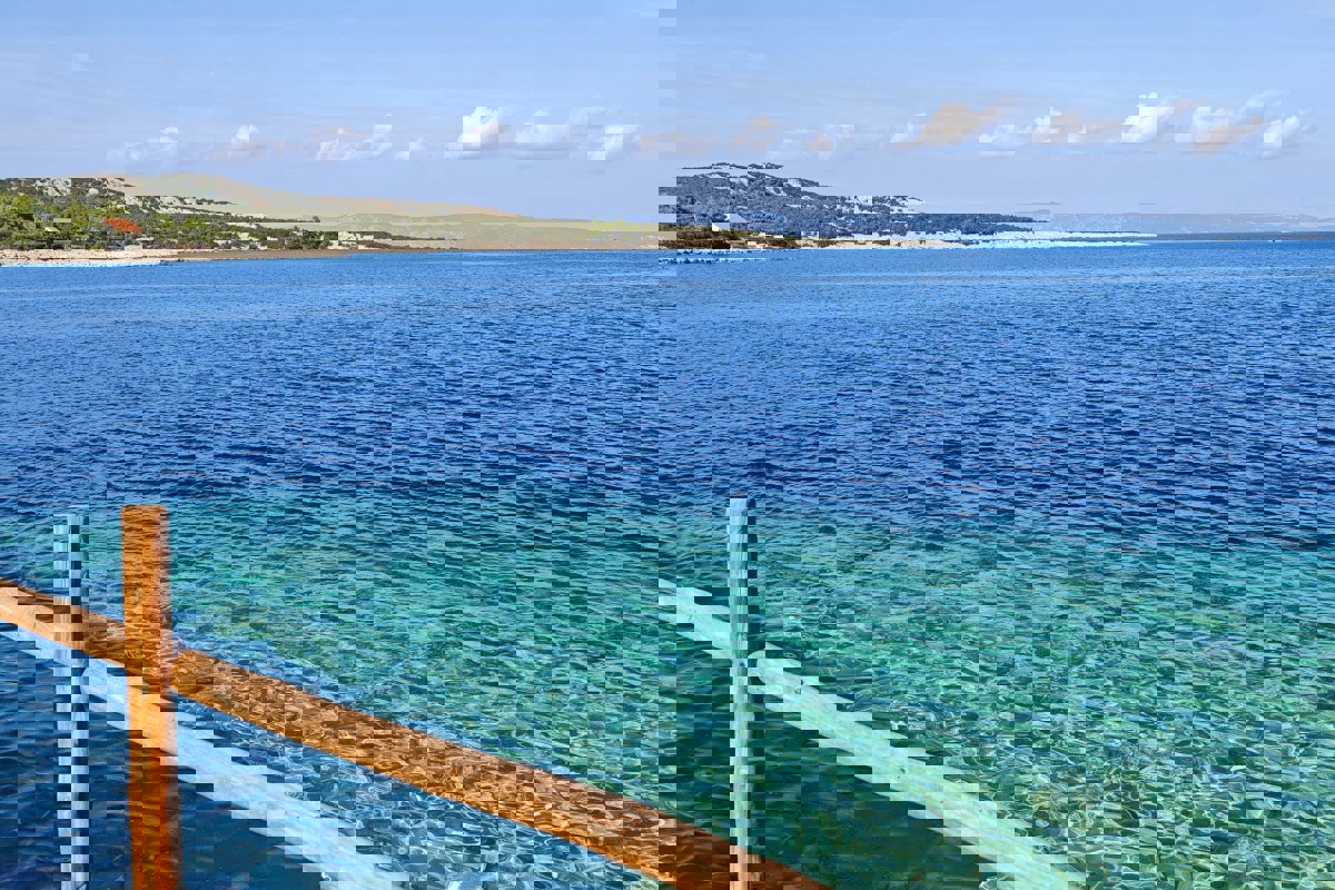 Casa rustica in pietra con camino e terrazza, vicino al mare