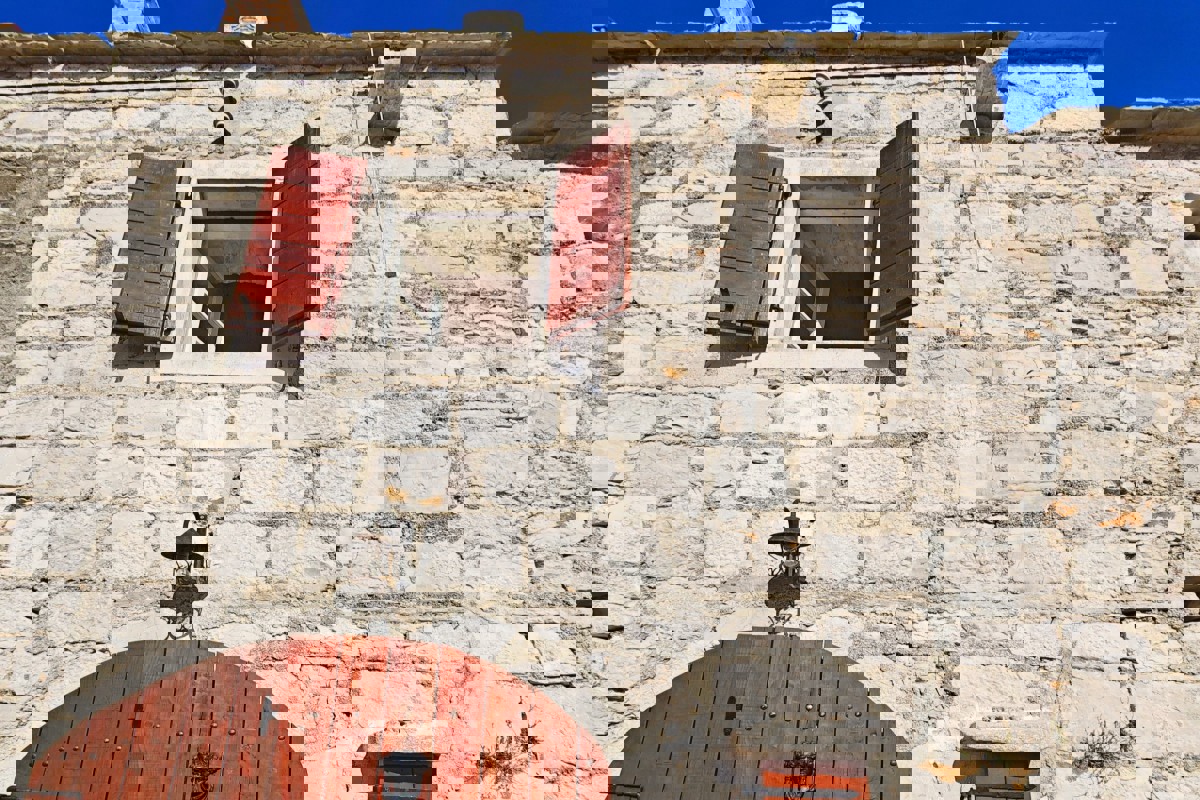 Casa rustica in pietra con camino e terrazza, vicino al mare