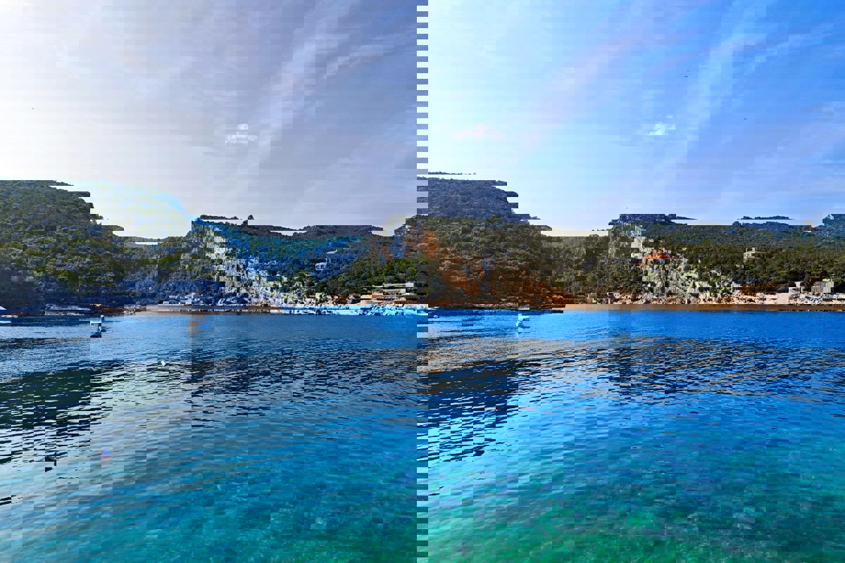 Casa rustica in pietra con camino e terrazza, vicino al mare