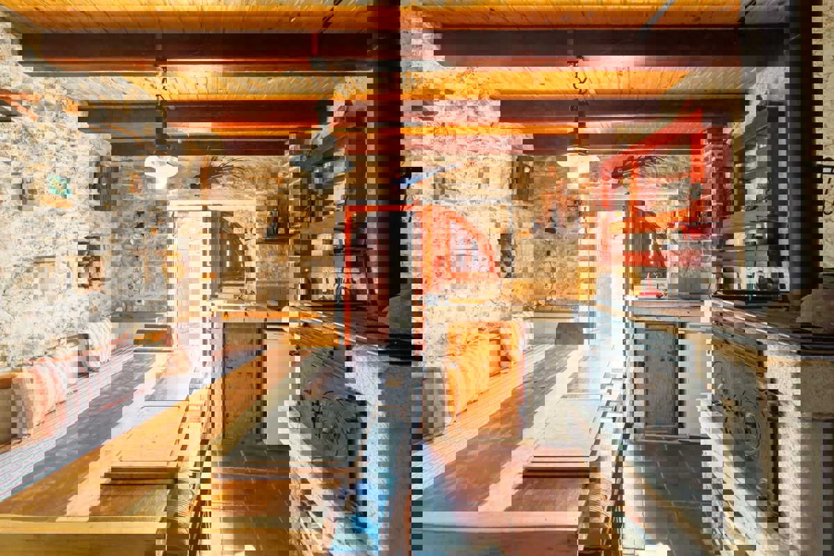 Casa rustica in pietra con camino e terrazza, vicino al mare