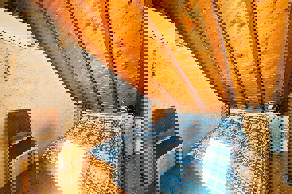 Casa rustica in pietra con camino e terrazza, vicino al mare