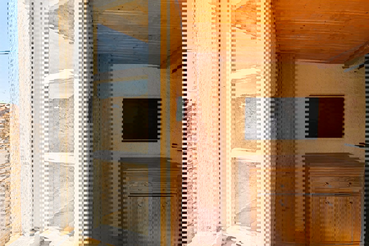 Casa rustica in pietra con camino e terrazza, vicino al mare