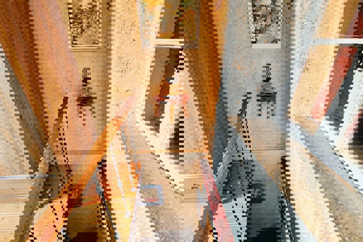 Casa rustica in pietra con camino e terrazza, vicino al mare