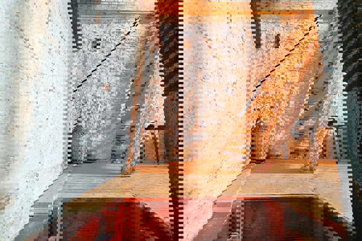 Casa rustica in pietra con camino e terrazza, vicino al mare