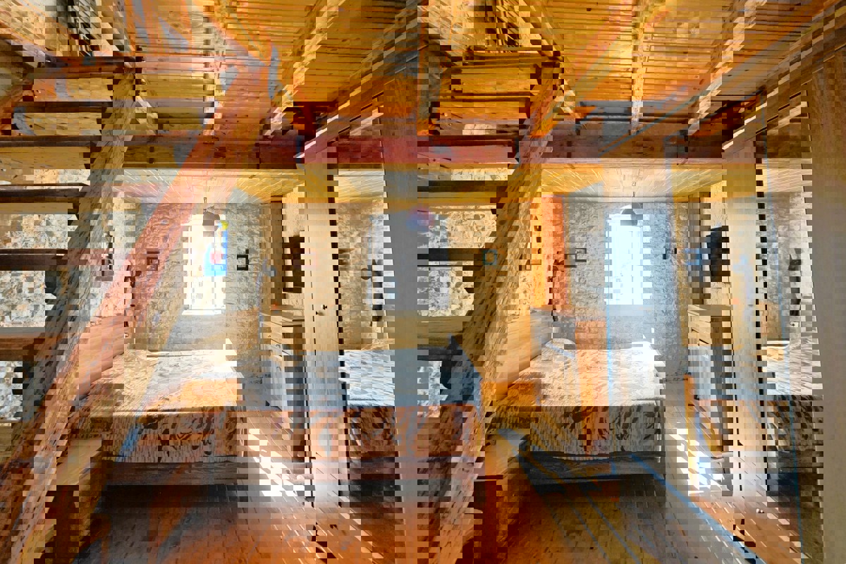 Casa rustica in pietra con camino e terrazza, vicino al mare