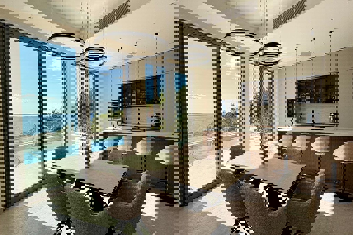 Villa con piscina e vista mare