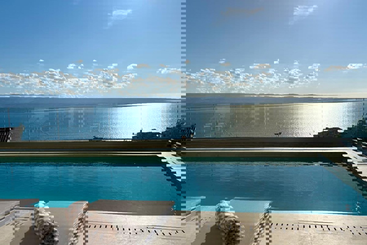 Villa con piscina e vista mare