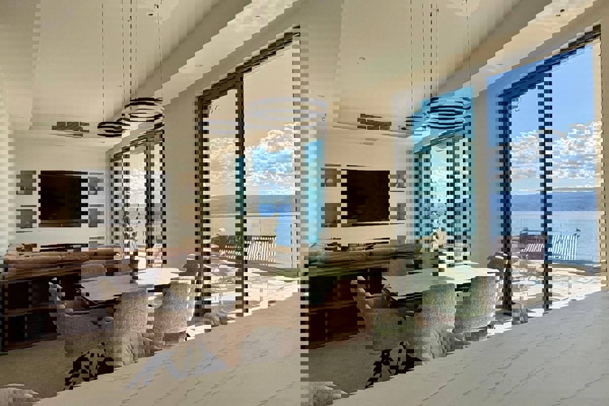 Villa con piscina e vista mare