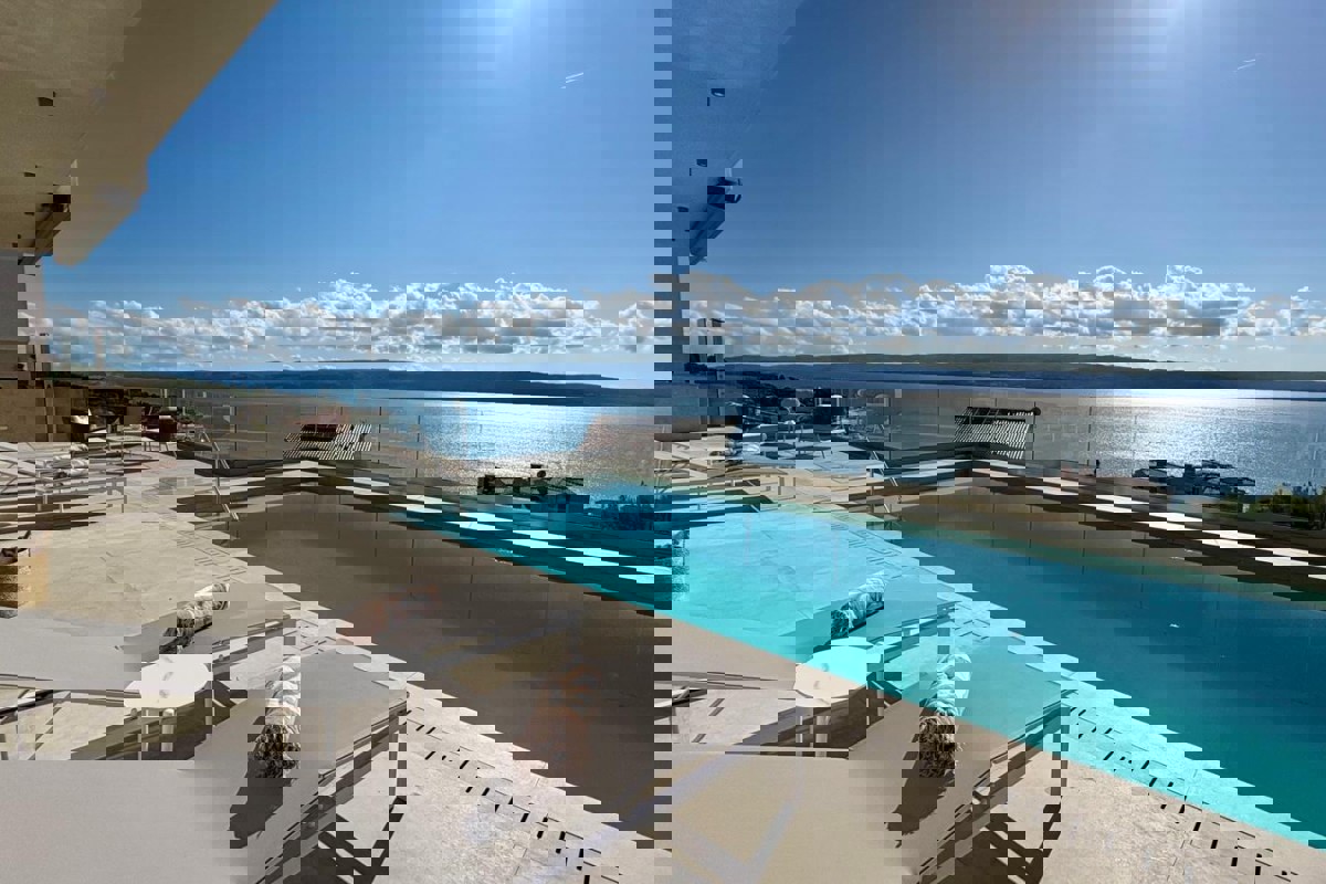 Villa con piscina e vista mare