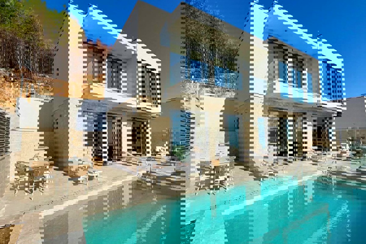 Villa con piscina e vista mare