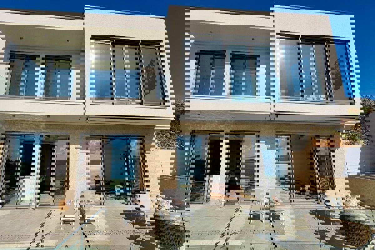 Villa con piscina e vista mare