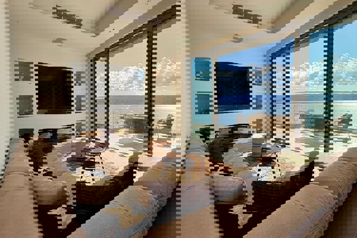 Villa con piscina e vista mare