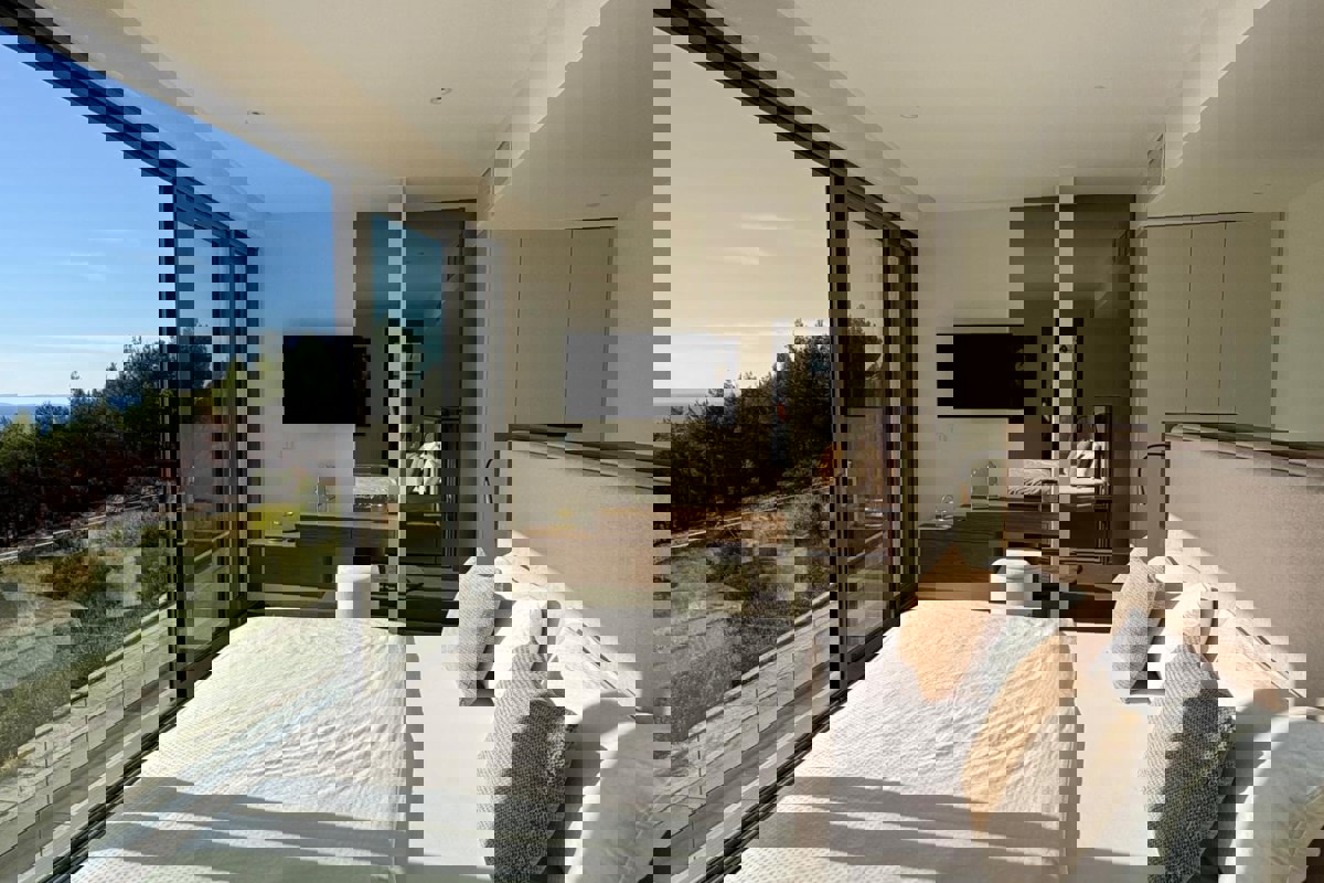 Villa con piscina e vista mare