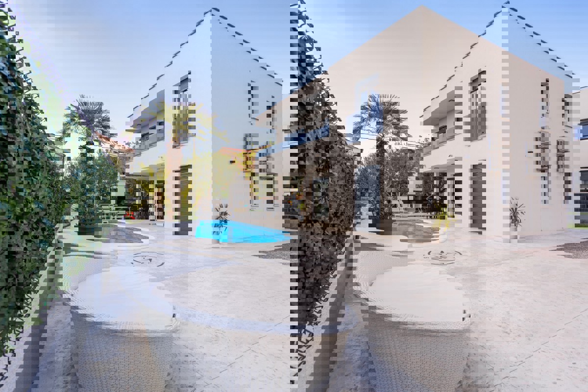 Villa moderna con piscina