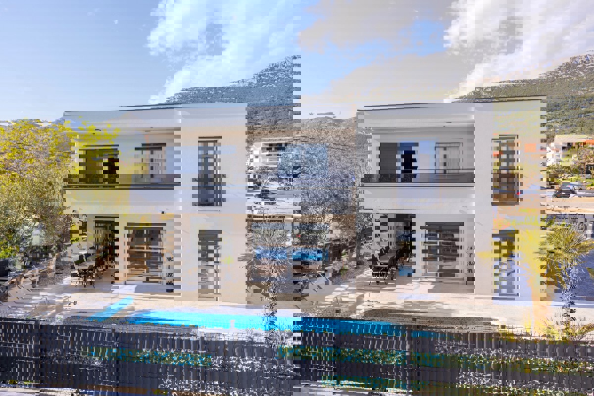 Villa moderna con piscina