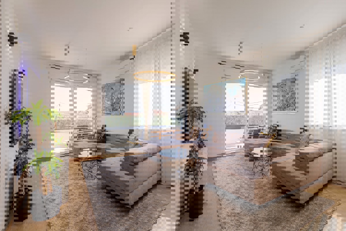 Villa moderna con piscina