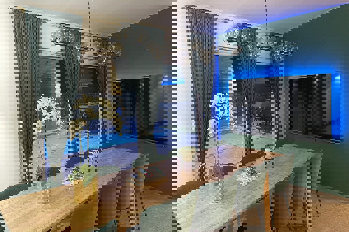 Villa moderna con piscina