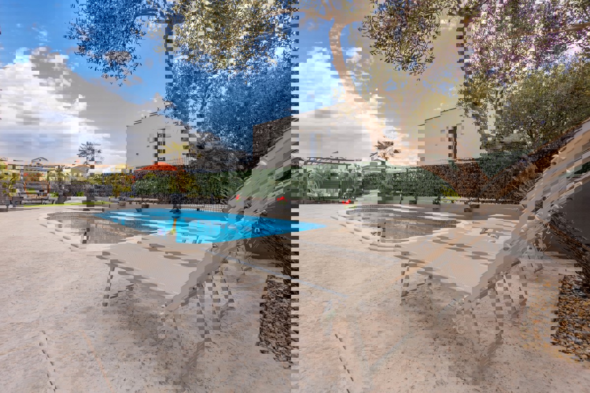 Villa moderna con piscina