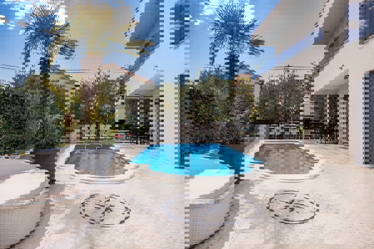 Villa moderna con piscina