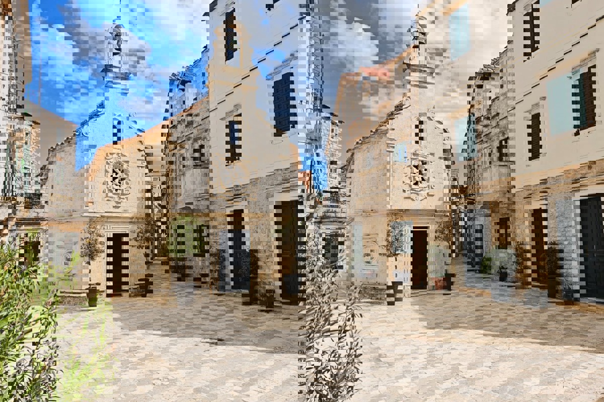 Appartamento con tre camere da letto recentemente ristrutturato - centro città