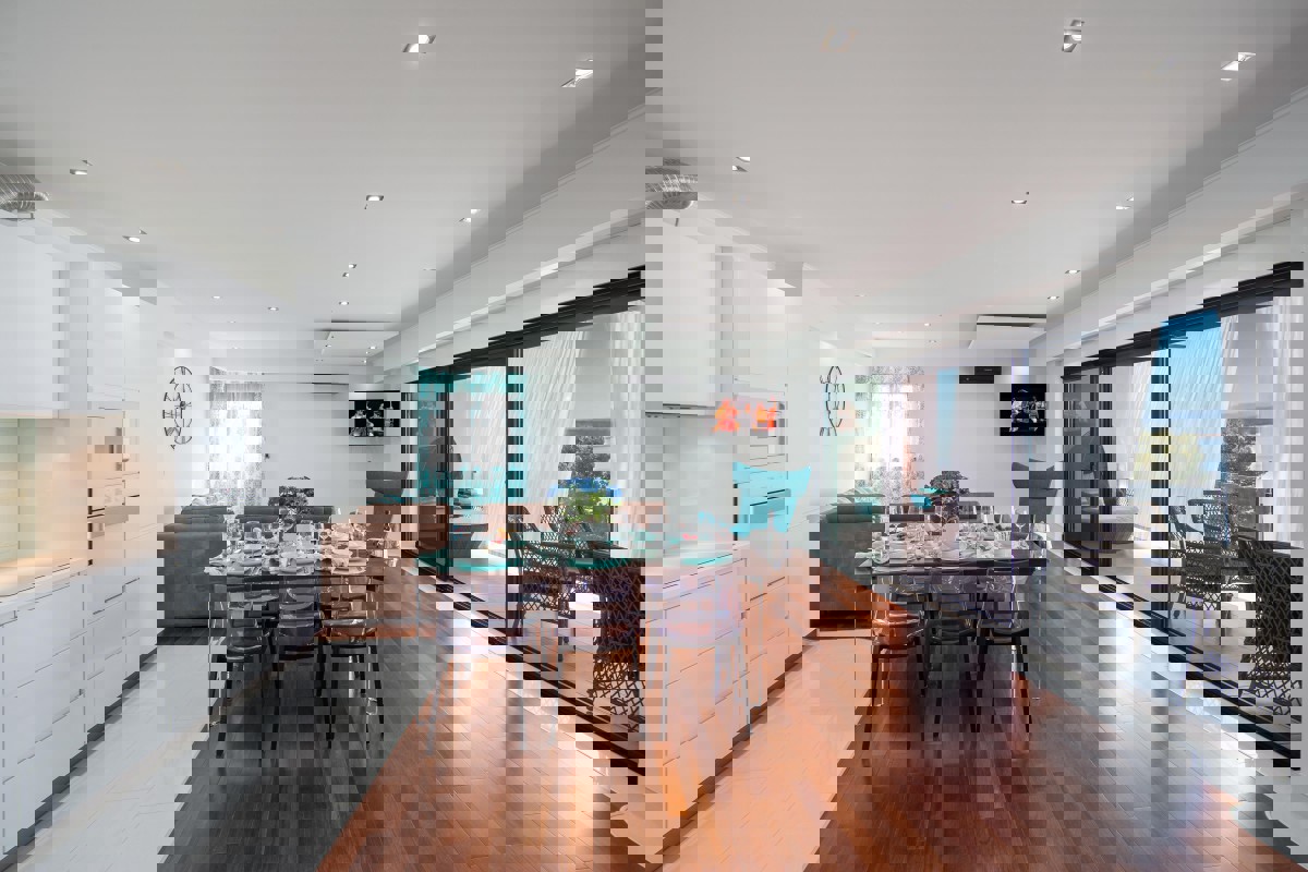 Attico di lusso con vista mare, vicino alla spiaggia