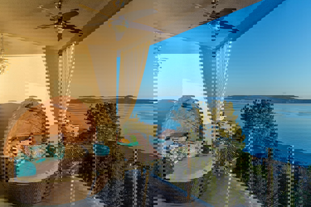 Attico di lusso con vista mare, vicino alla spiaggia