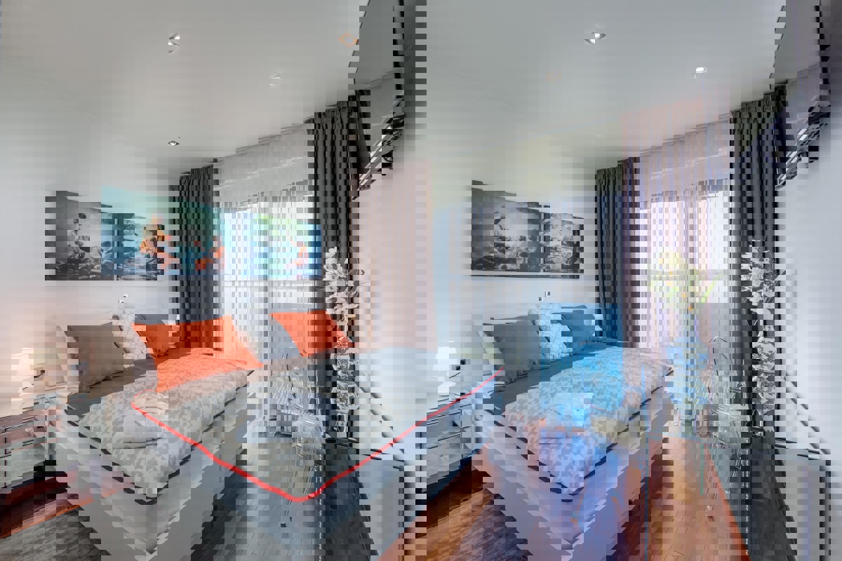 Attico di lusso con vista mare, vicino alla spiaggia