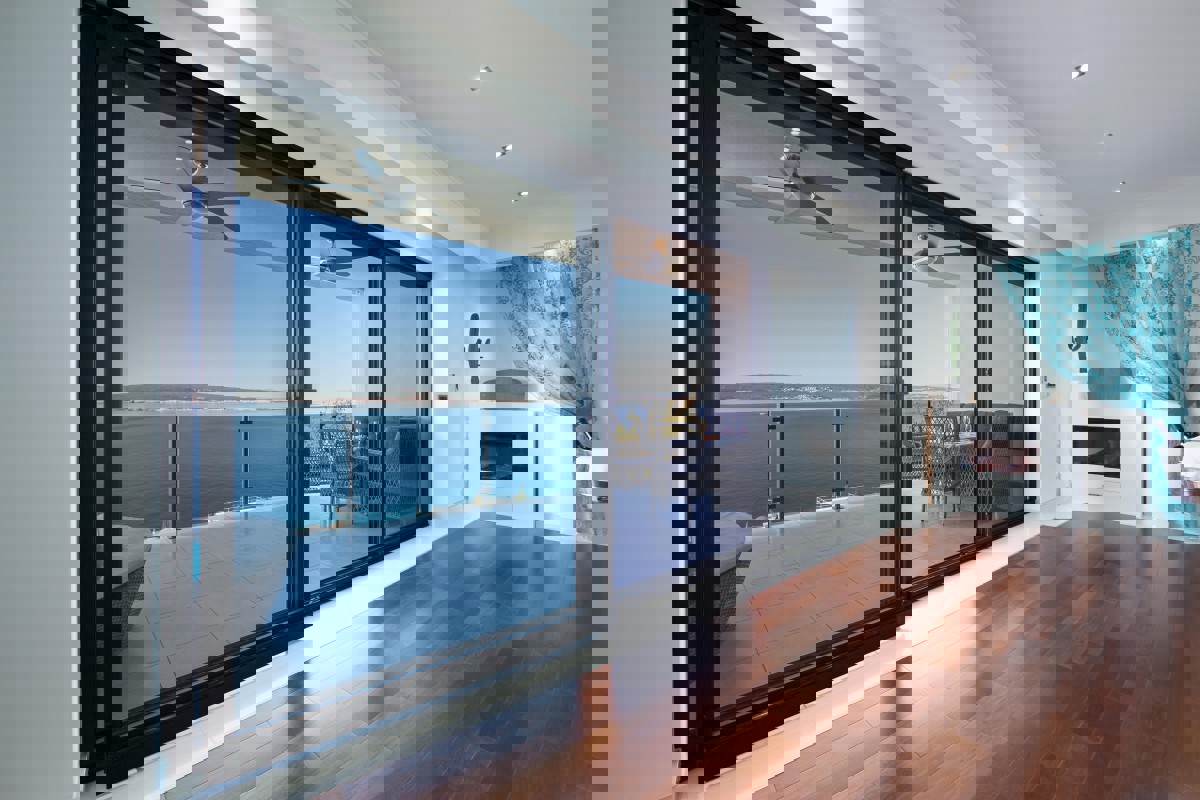 Attico di lusso con vista mare, vicino alla spiaggia