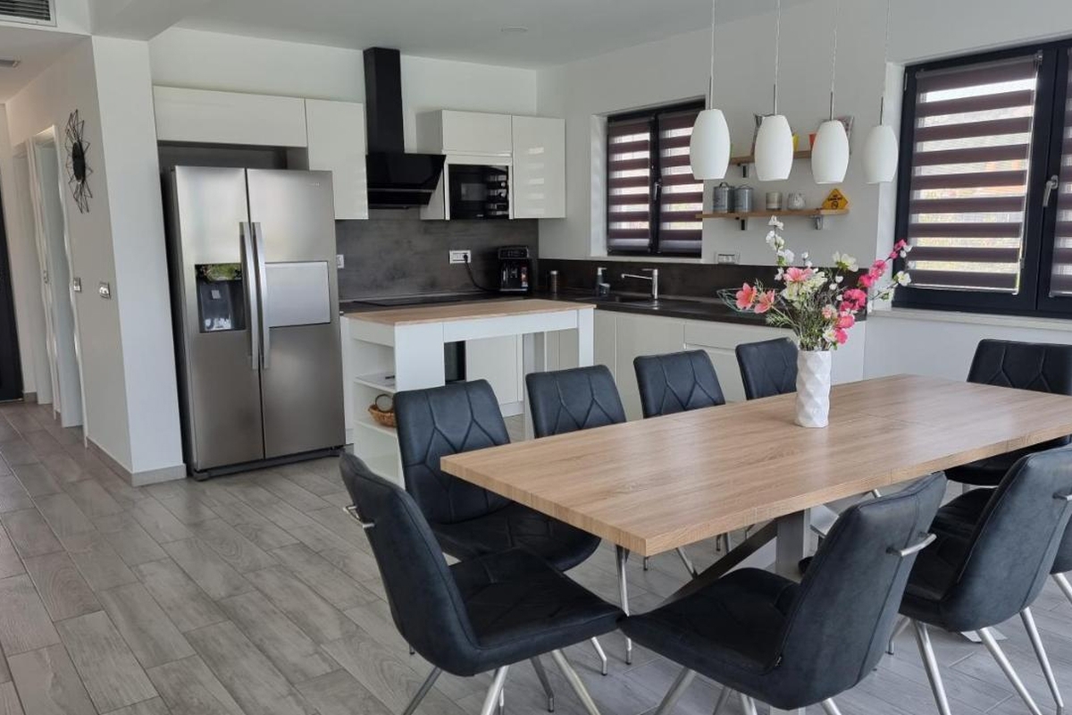 Villa con piscina e vista mare