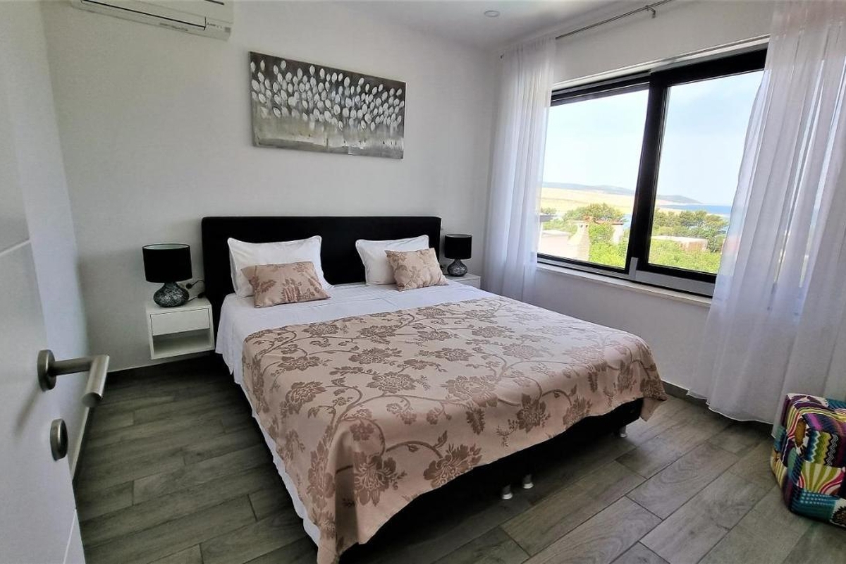 Villa con piscina e vista mare