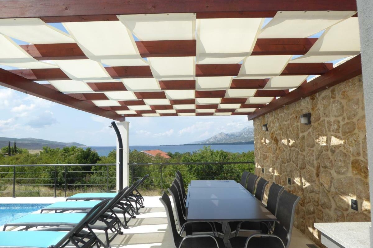Villa con piscina e vista mare