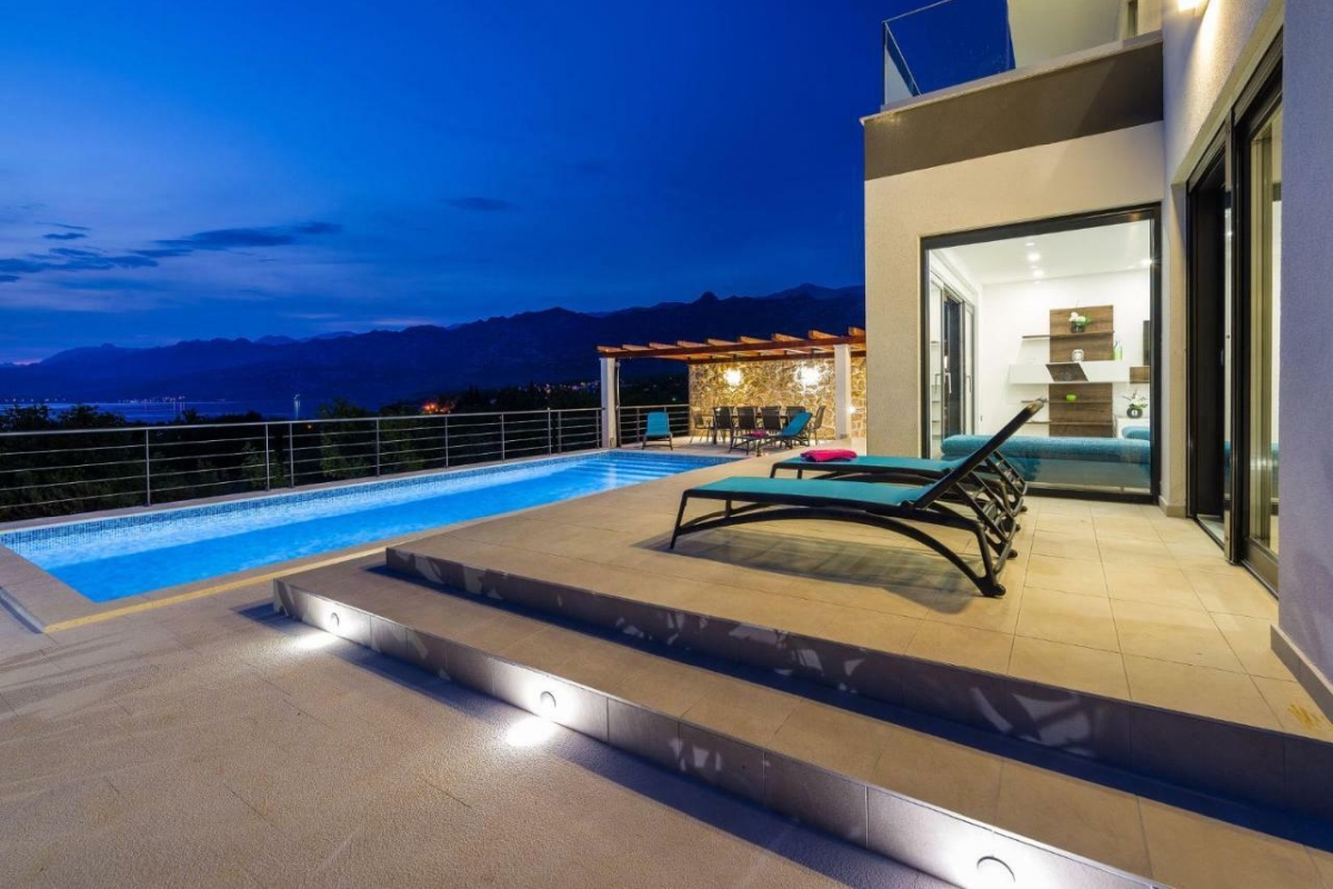 Villa con piscina e vista mare