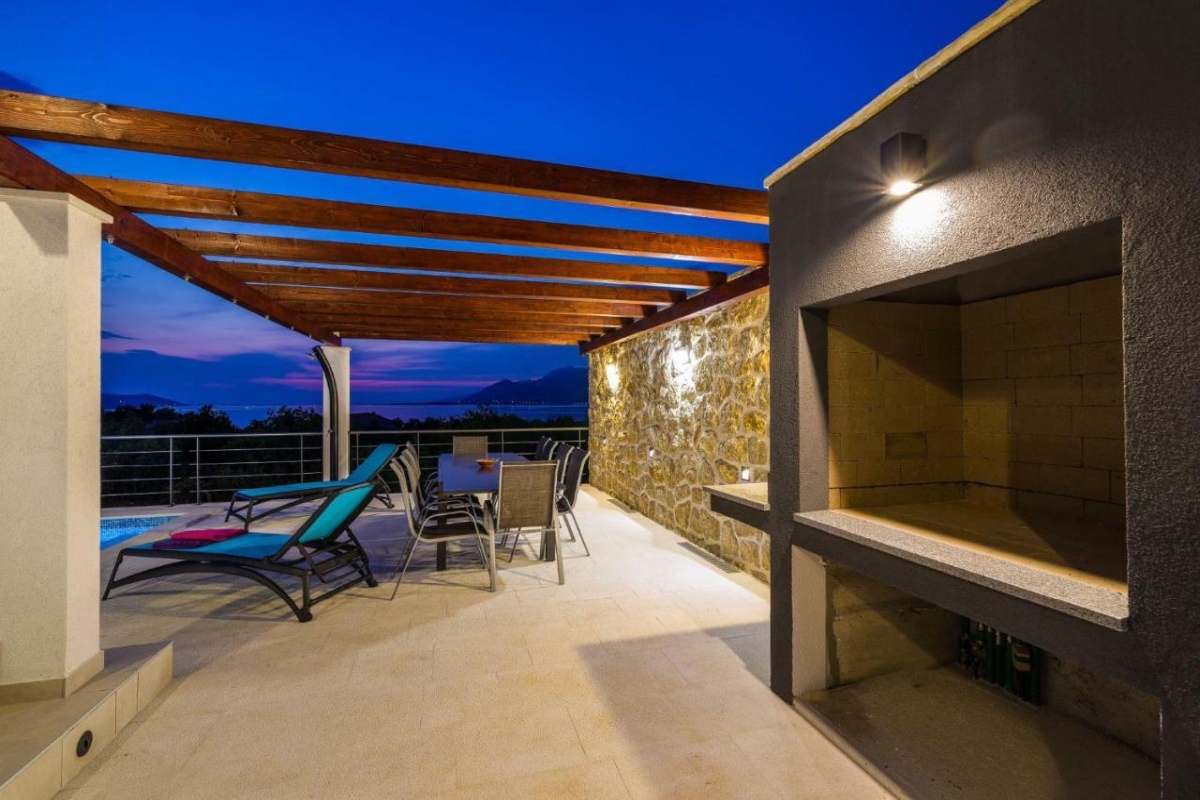 Villa con piscina e vista mare