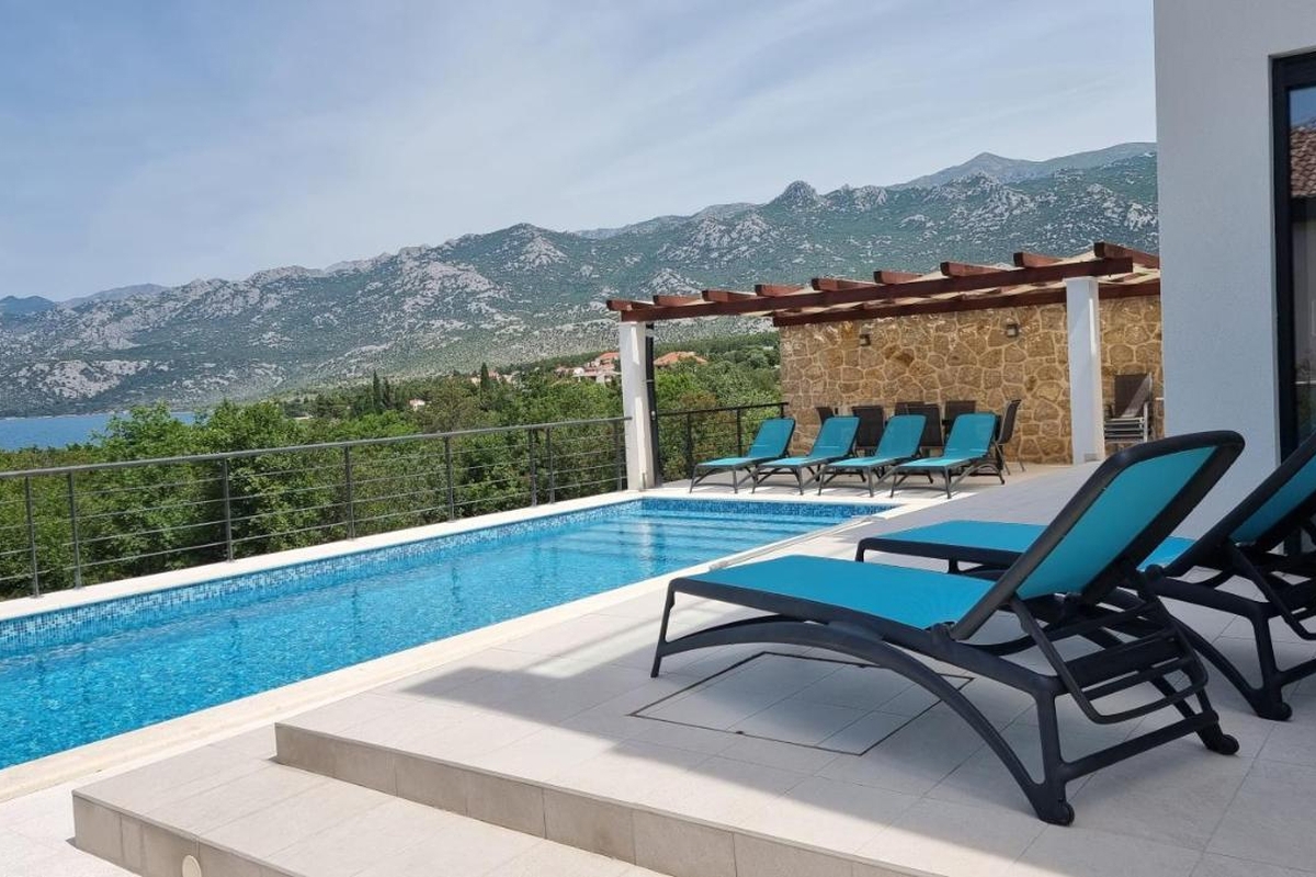 Villa con piscina e vista mare