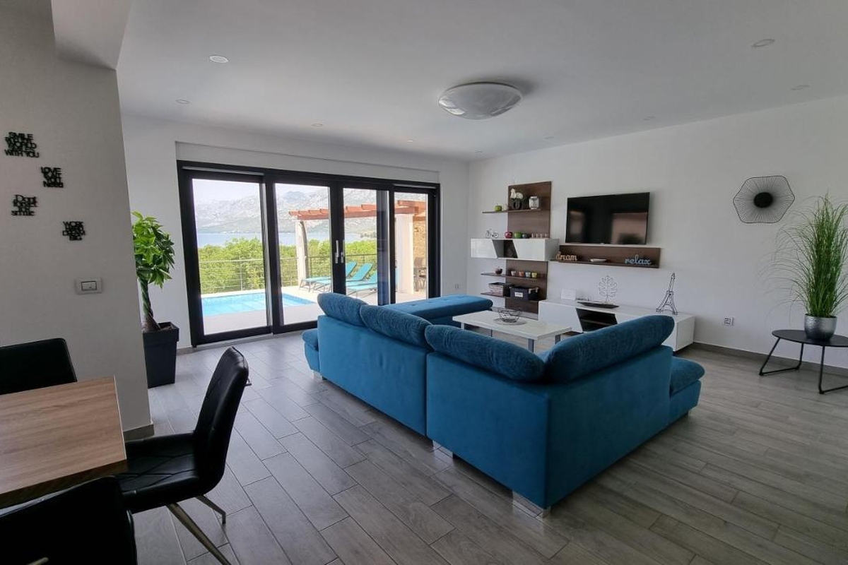 Villa con piscina e vista mare