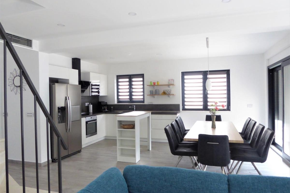 Villa con piscina e vista mare