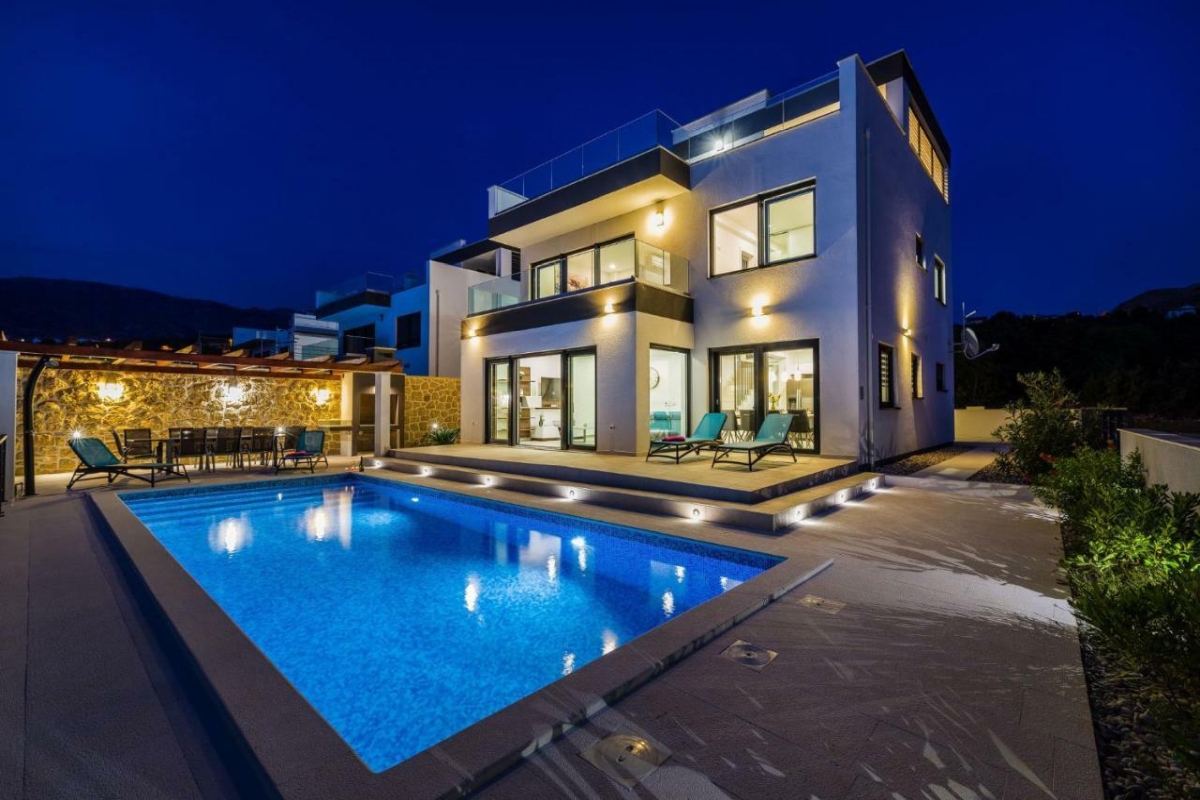 Villa con piscina e vista mare