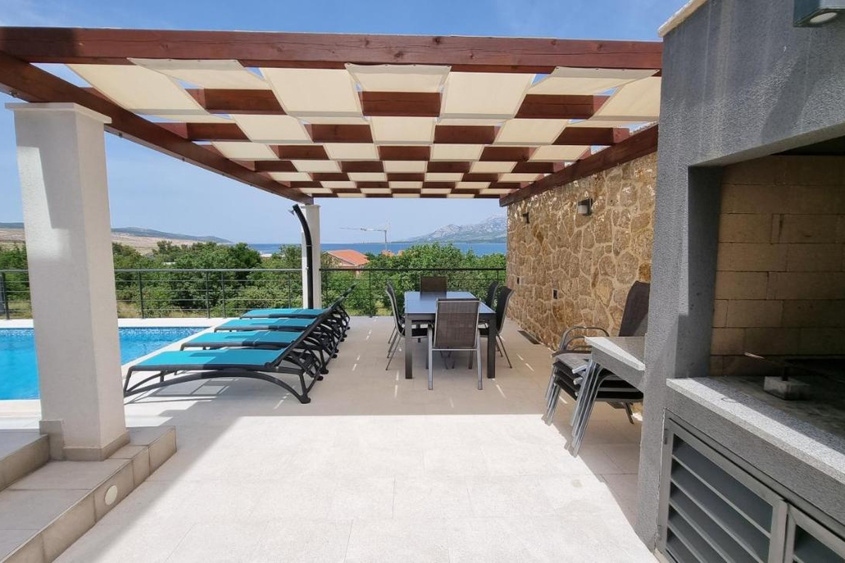 Villa con piscina e vista mare