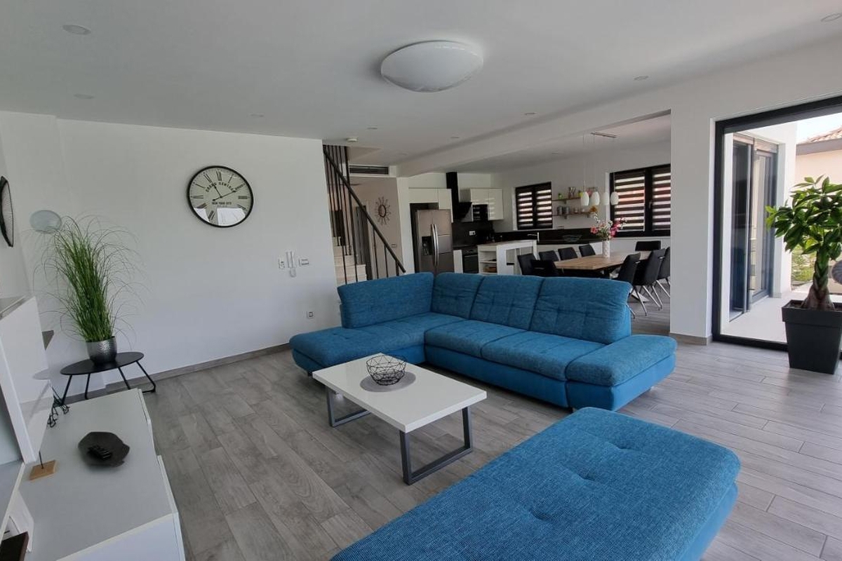 Villa con piscina e vista mare