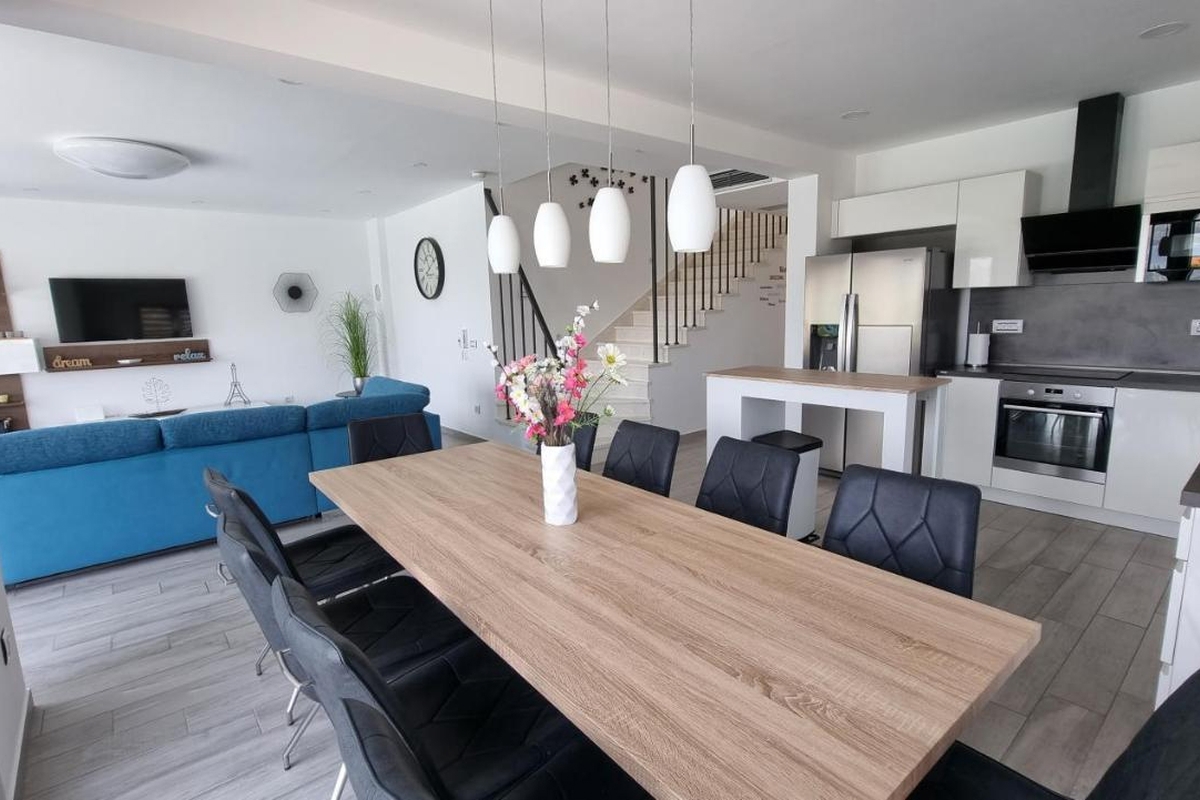 Villa con piscina e vista mare