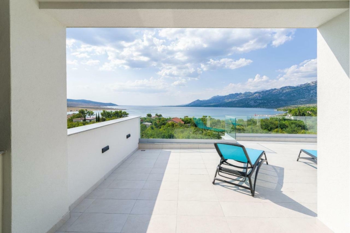 Villa con piscina e vista mare