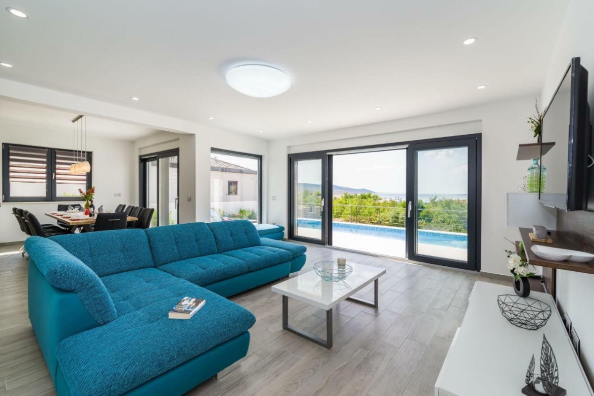 Villa con piscina e vista mare