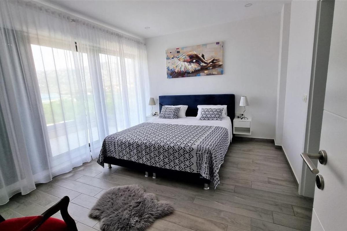 Villa con piscina e vista mare