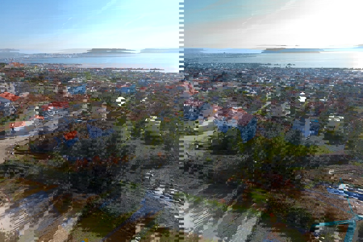 Terreno con progetto per tre ville moderne con vista