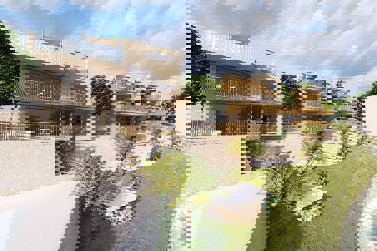 Terreno con progetto per tre ville moderne con vista