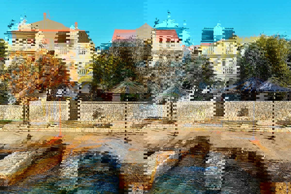 Palazzina in prima fila sul mare