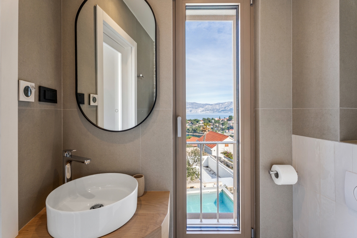 Villa moderna con vista mare