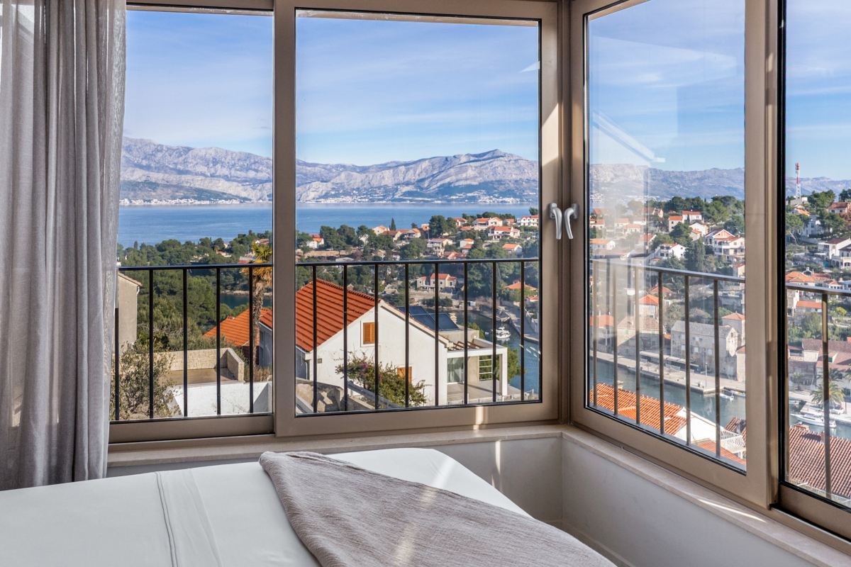 Villa moderna con vista mare