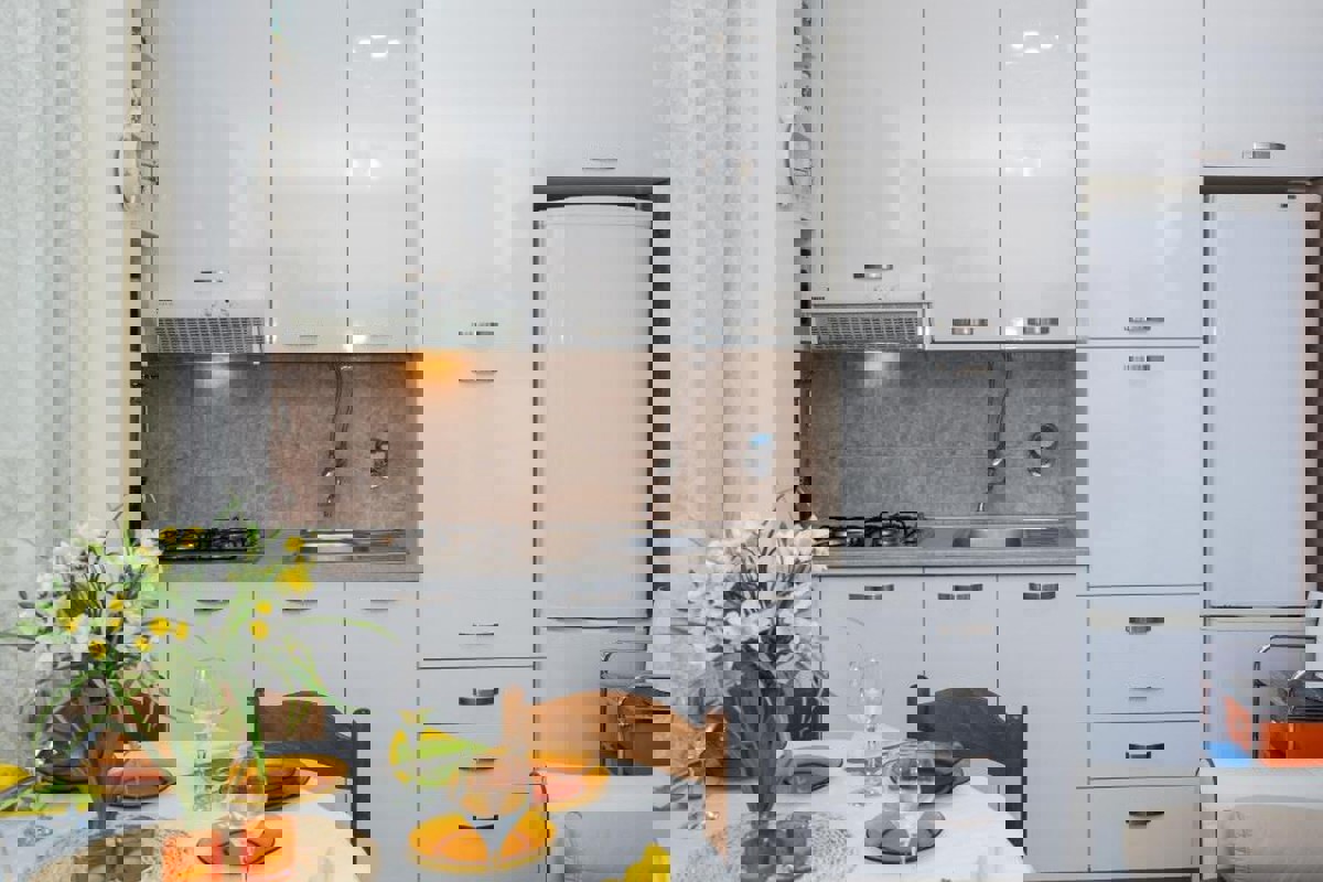 Appartamento con due camere da letto con giardino e vista mare